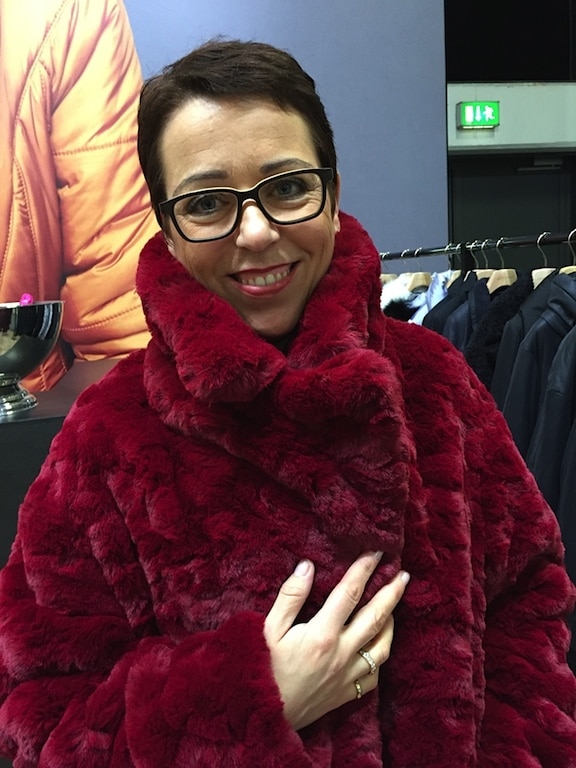 Berlin Fashion Week, roter Fake Fur Mantel